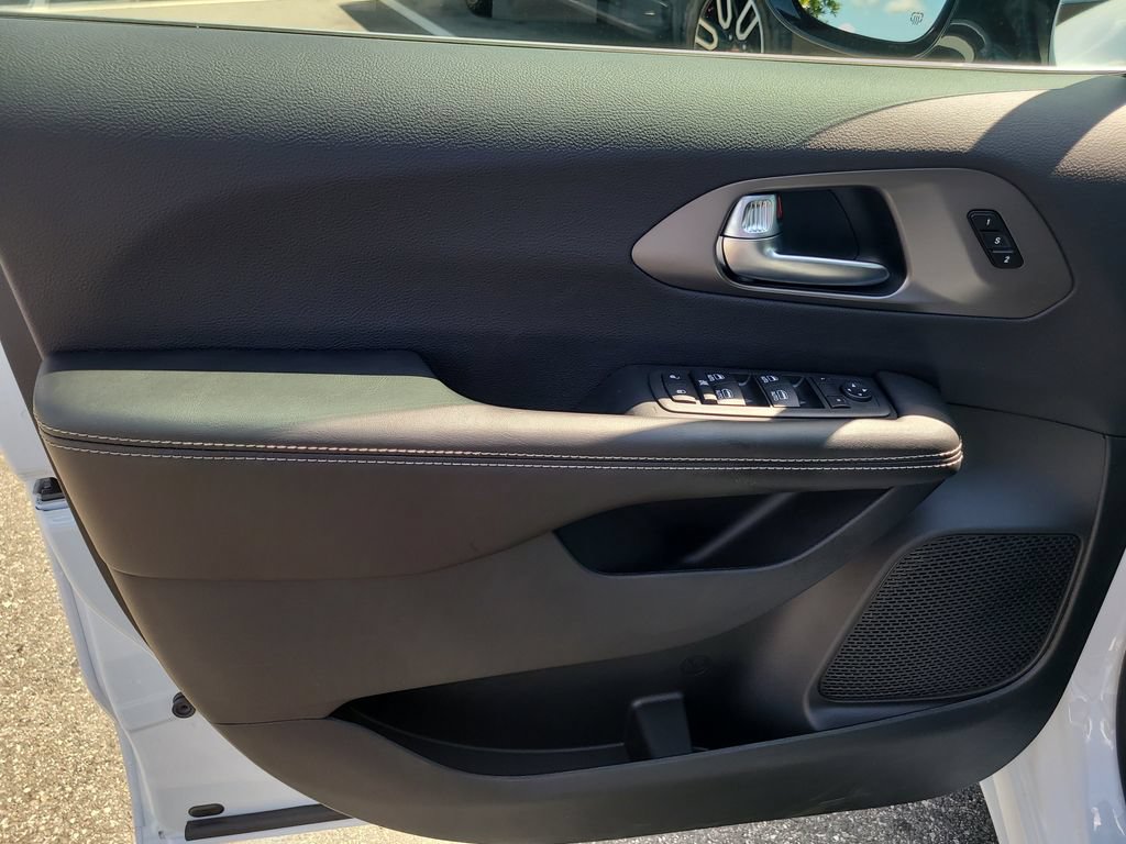 New 2027 Chrysler Pacifica Select w/ Family Tech Group FWD image 17