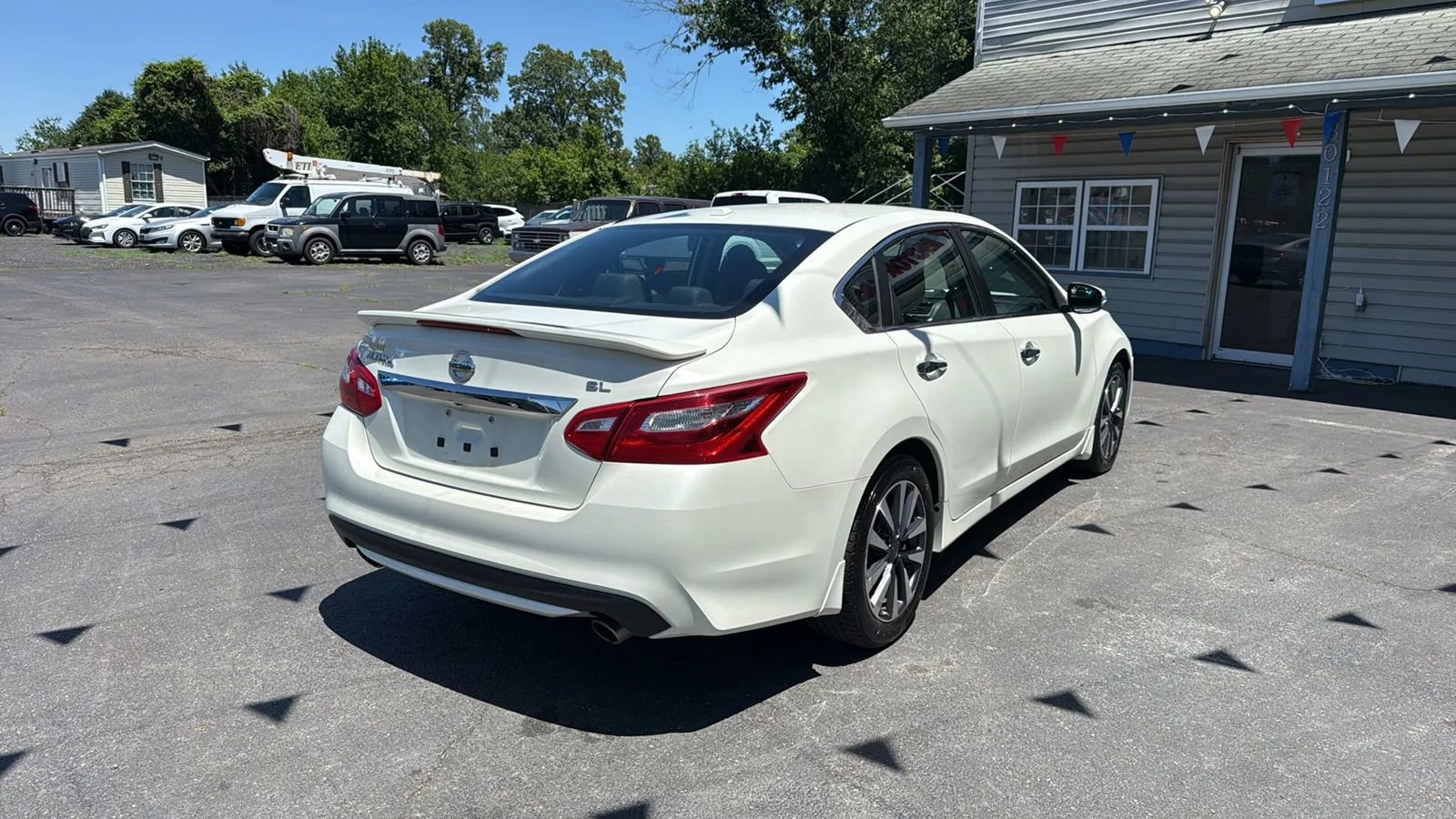 Used 2017 Nissan Altima 2.5 SL w/ 2.5 Technology Package FWD image 2