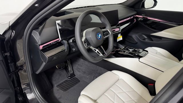 New 2026 BMW 550e xDrive w/ Premium Package image 10
