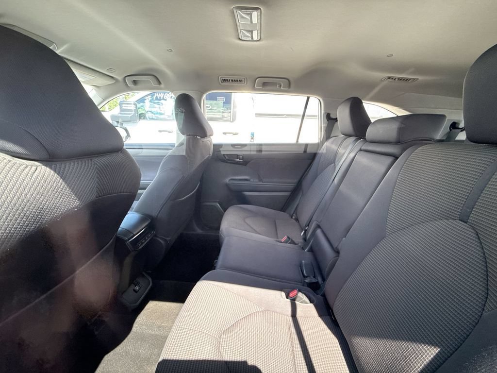 Used 2023 Toyota Highlander L FWD image 8