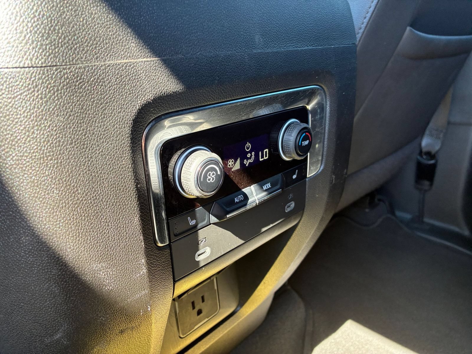 Used 2023 Chevrolet Tahoe Premier AWD/4WD image 21