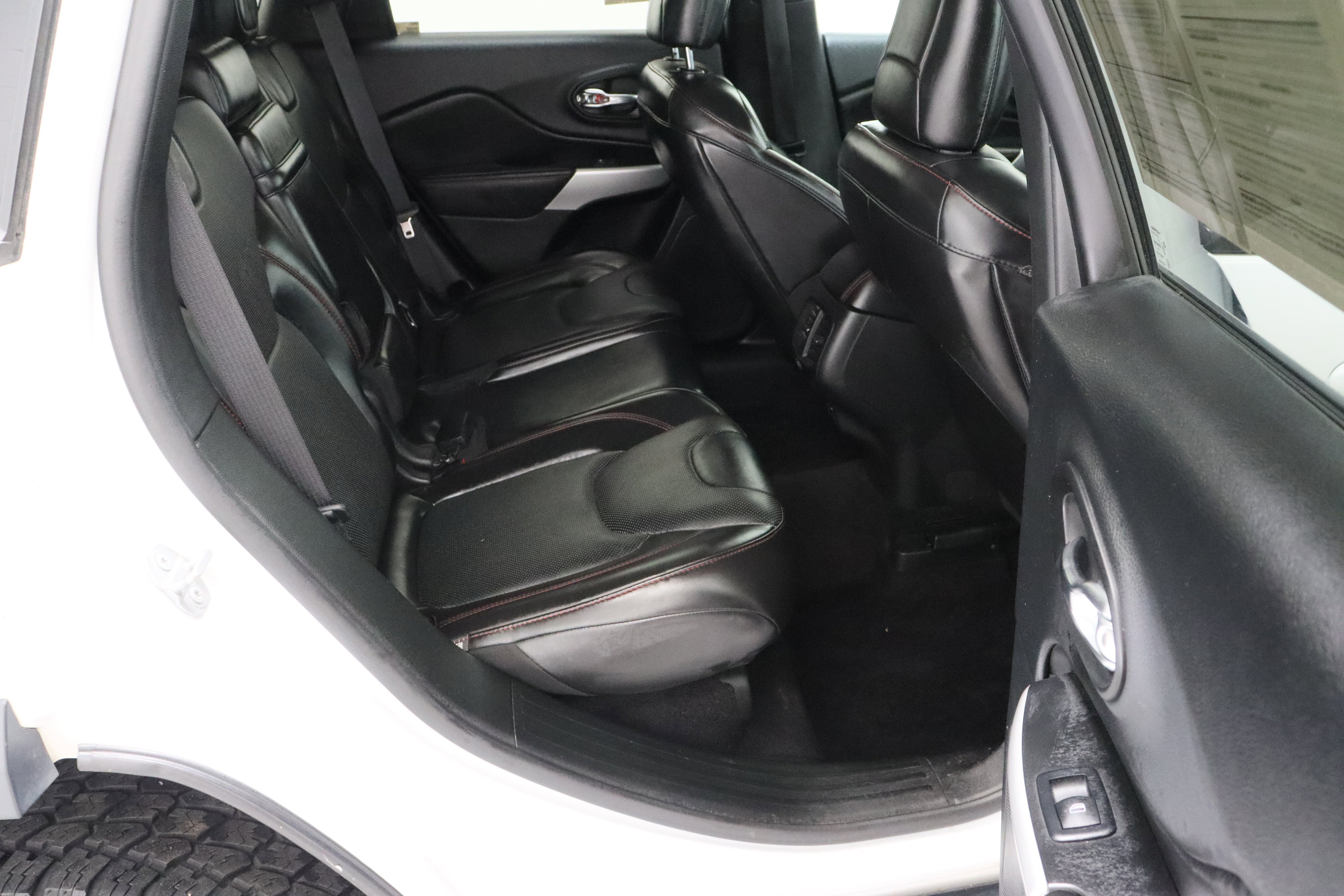 Used 2018 Jeep Cherokee Trailhawk w/ Quick Order Package 27L image 38