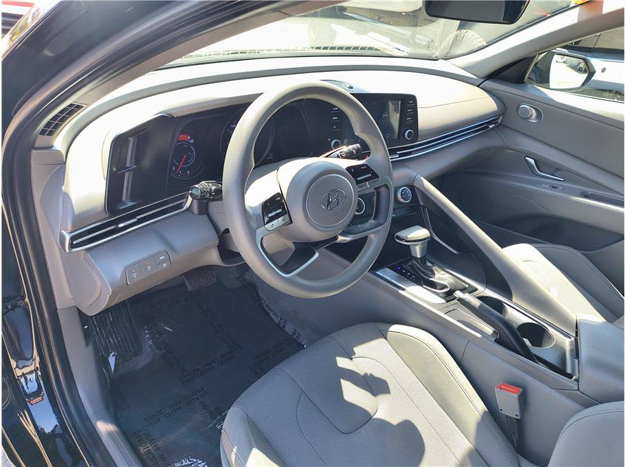 Used 2023 Hyundai Elantra SE FWD image 5