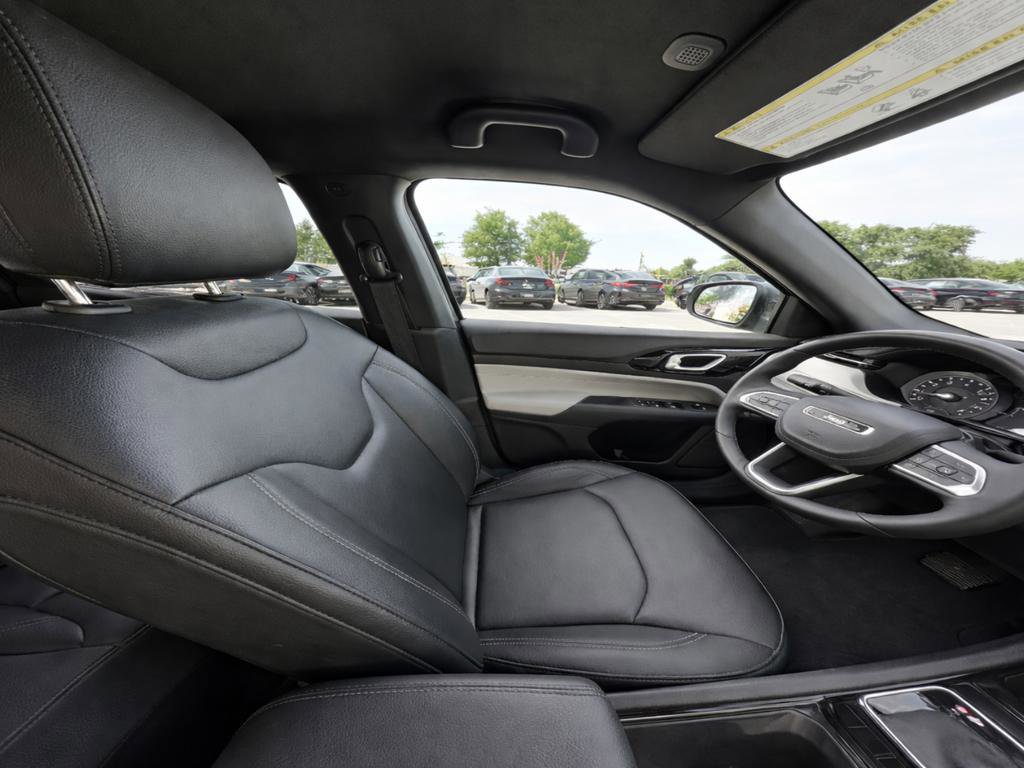 Used 2025 Jeep Compass Limited AWD/4WD image 9