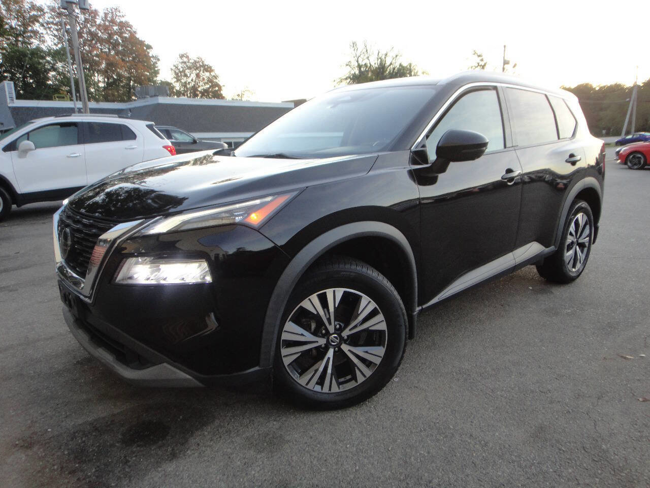 Used 2021 Nissan Rogue SV w/ Premium Package image 1