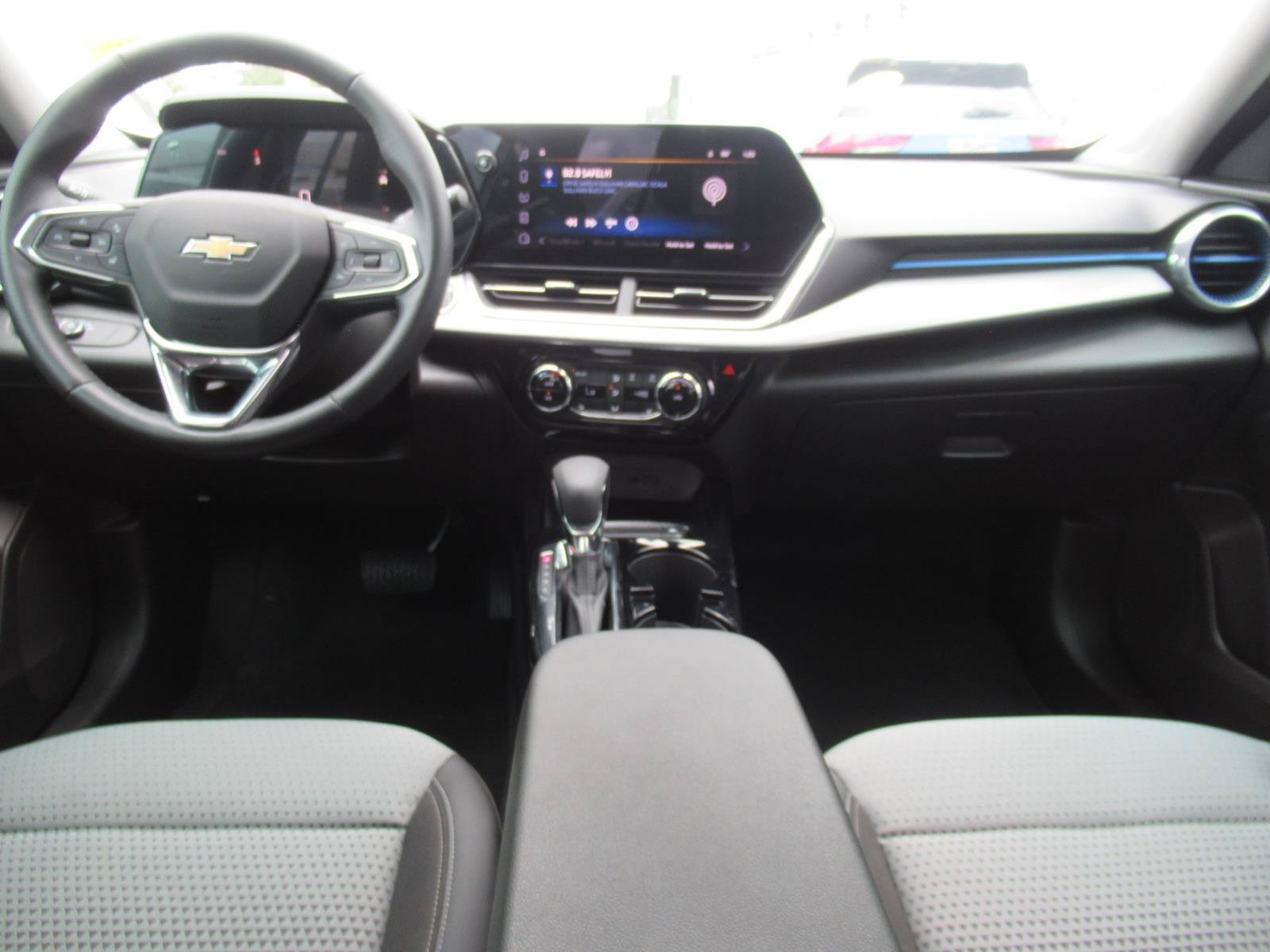 Used 2025 Chevrolet Trax LT w/ Sunroof Package FWD image 12
