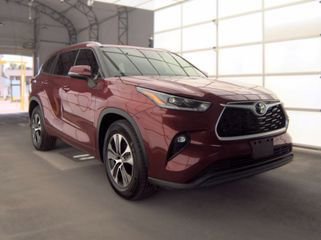 Used 2021 Toyota Highlander XLE FWD image 2