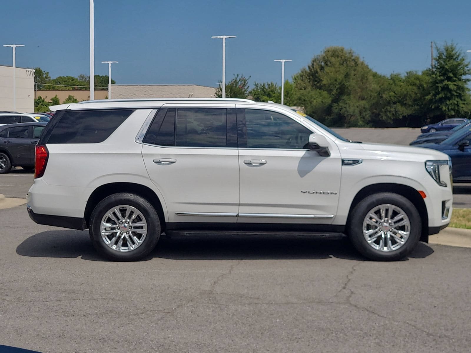Used 2022 GMC Yukon SLT AWD/4WD image 2