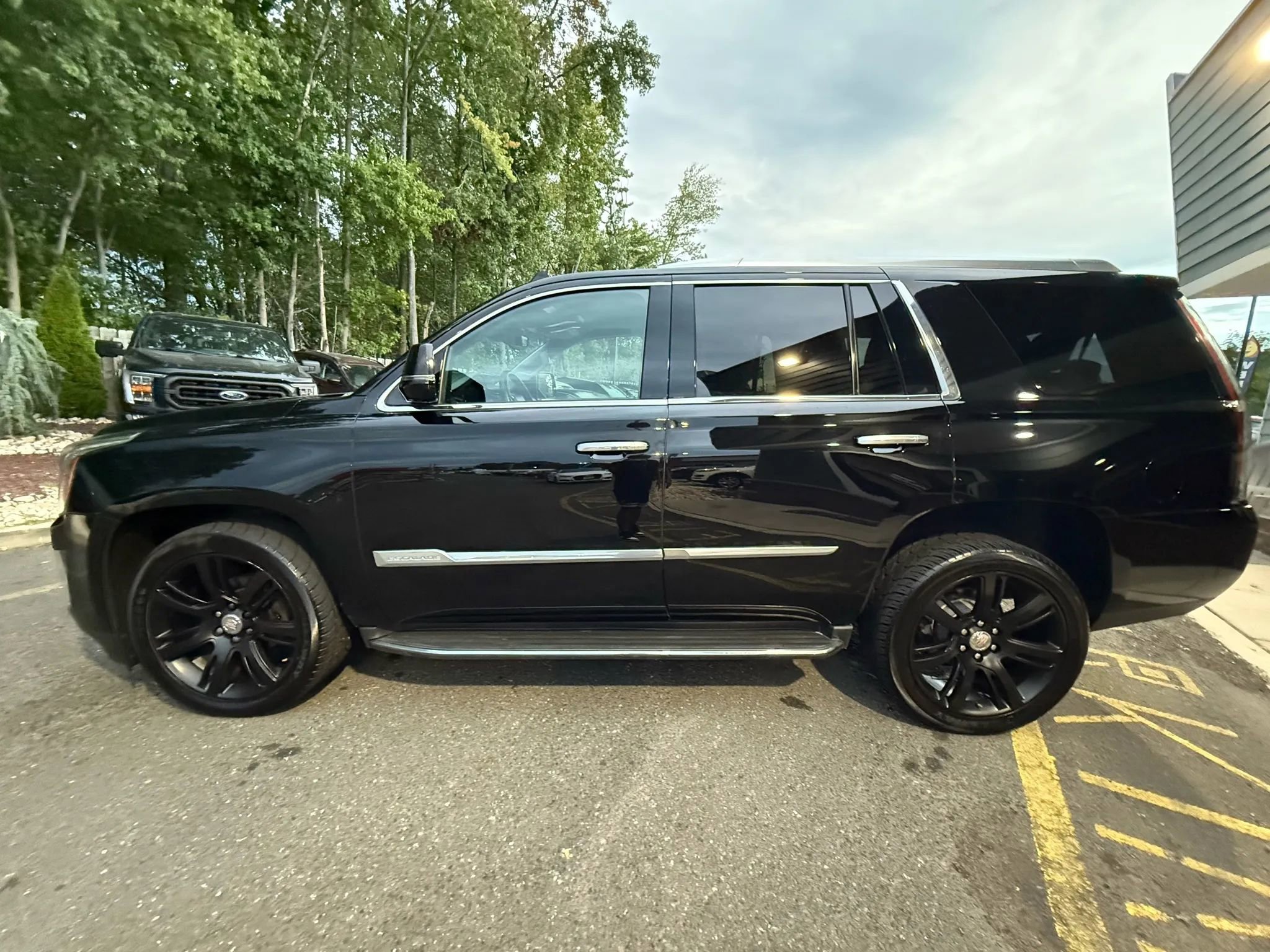Used 2016 Cadillac Escalade Luxury image 3
