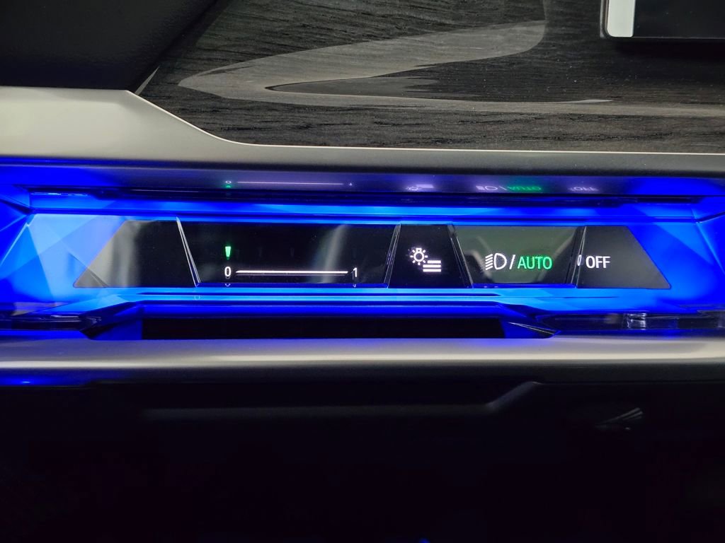 New 2026 BMW 740i xDrive w/ Premium Package image 38