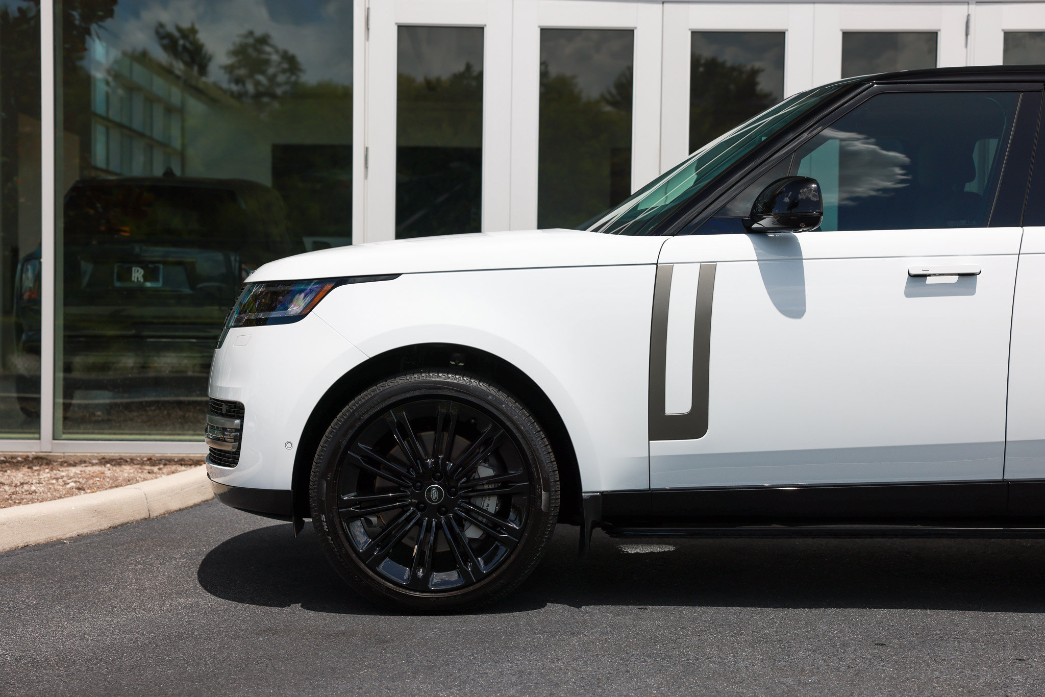 Used 2025 Land Rover Range Rover Long Wheelbase SE AWD/4WD image 5