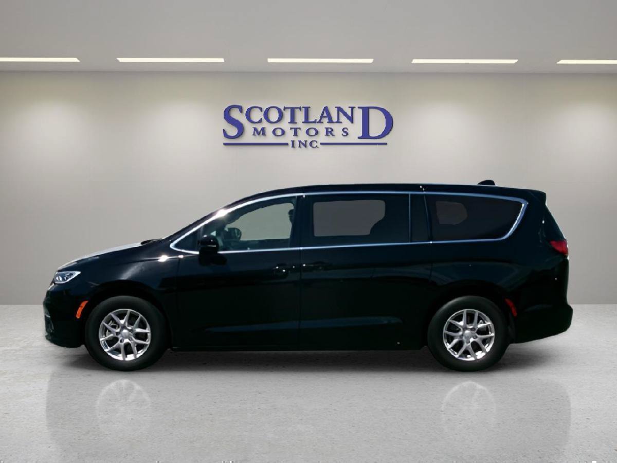 Used 2025 Chrysler Pacifica Select FWD image 1