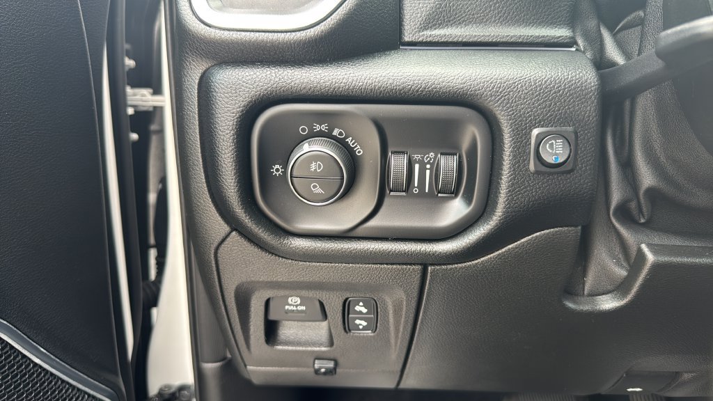 Used 2019 RAM 1500 Laramie w/ Sport Appearance Package AWD/4WD image 28