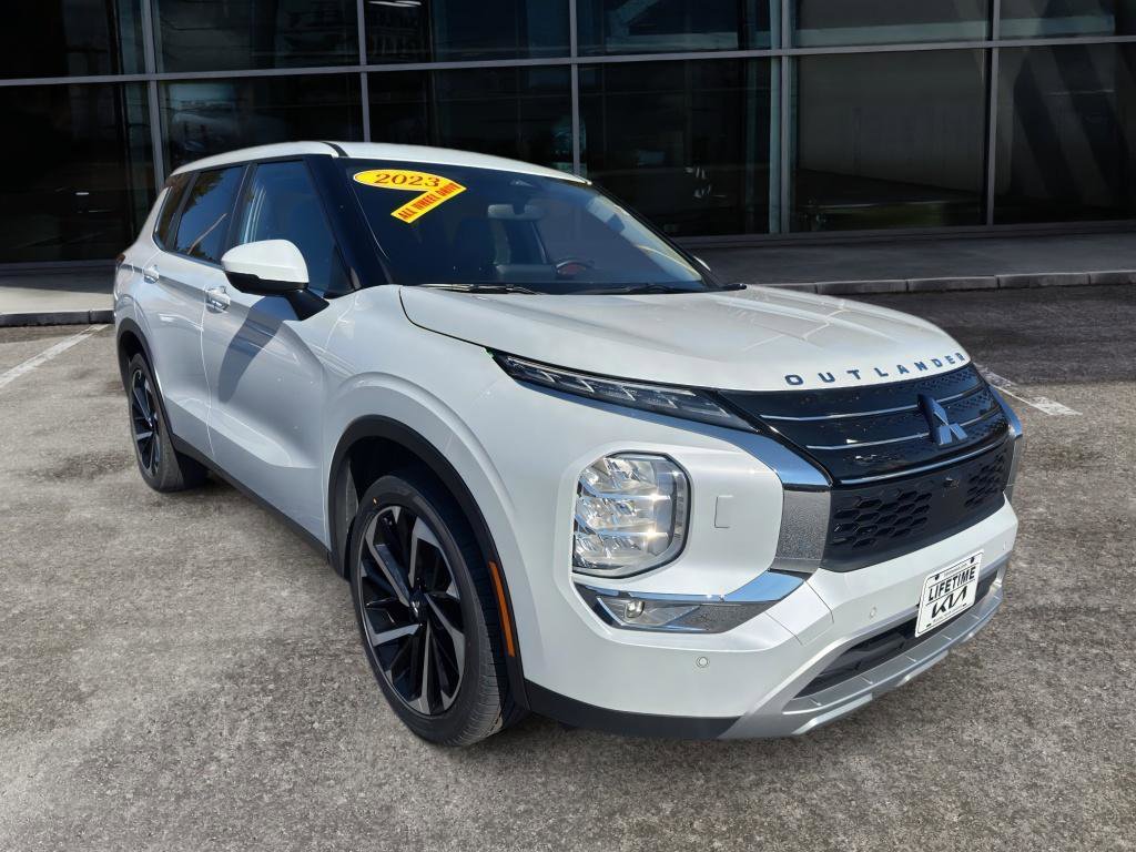 Used 2023 Mitsubishi Outlander SE image 3