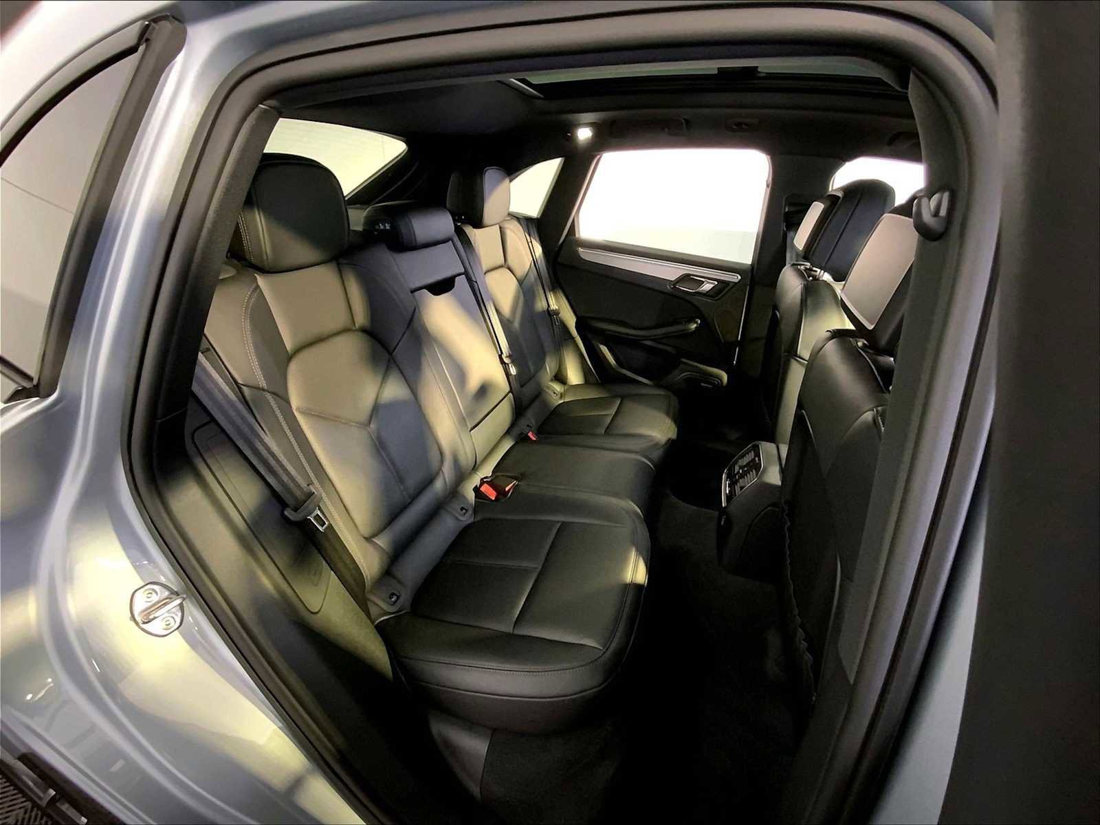 Certified 2025 Porsche Macan AWD/4WD image 23