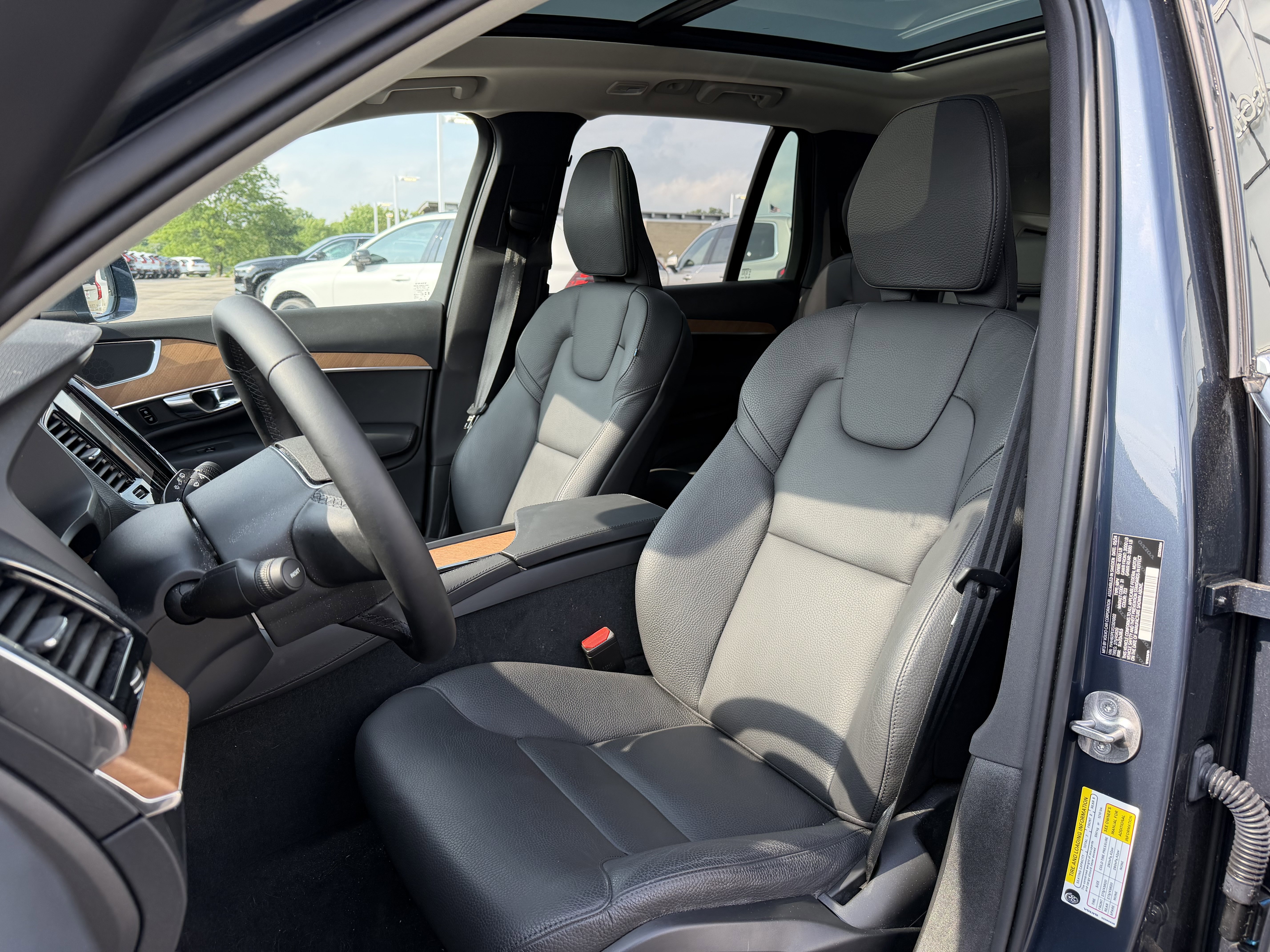 Used 2025 Volvo XC90 T8 Plus w/ Protection Package Premier AWD/4WD image 8
