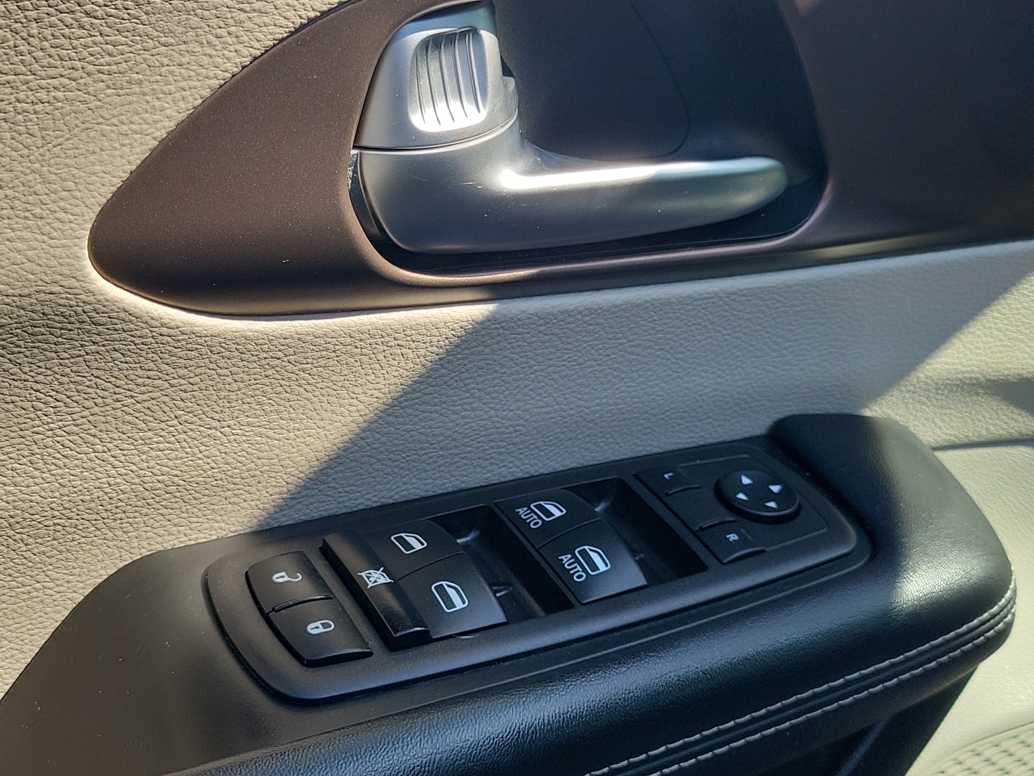 Used 2023 Chrysler Voyager LX FWD image 22