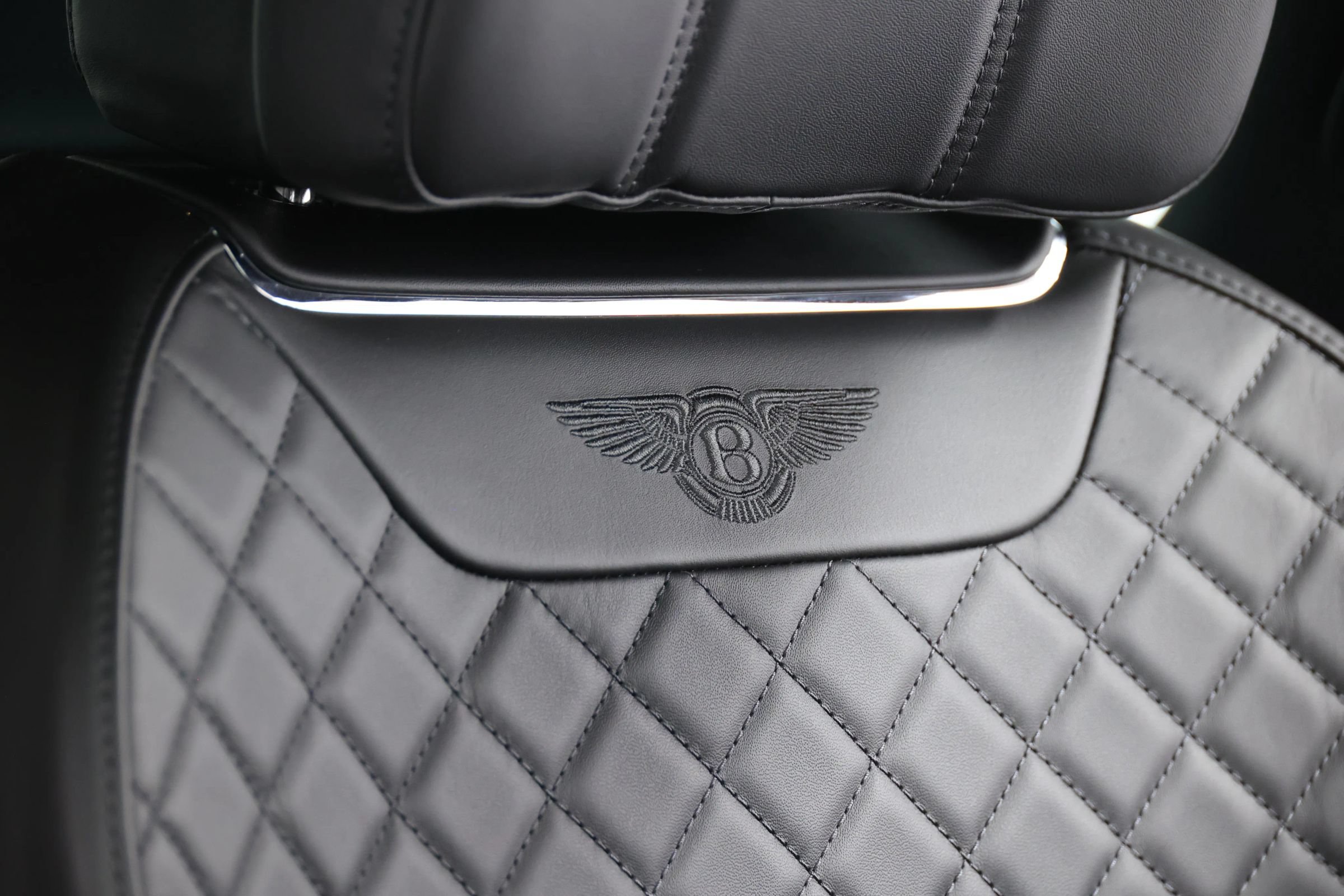Used 2020 Bentley Bentayga Plug-In Hybrid AWD/4WD image 88