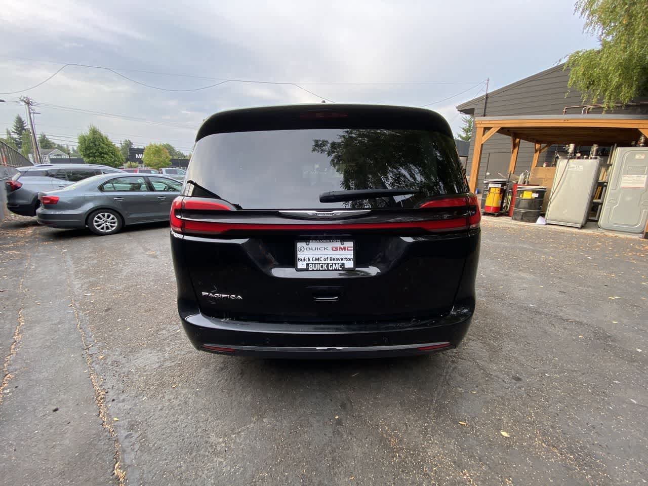 Used 2024 Chrysler Pacifica Touring-L FWD image 5