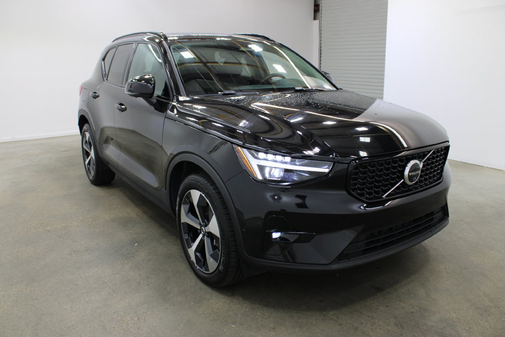 Used 2026 Volvo XC40 B5 Plus AWD/4WD image 6