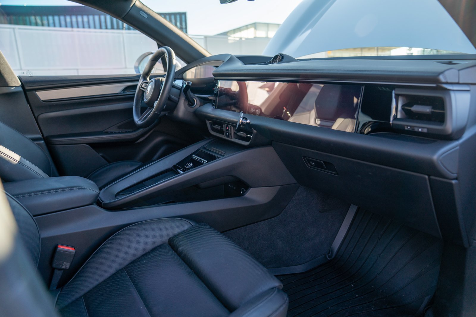 Certified 2026 Porsche Macan GTS Electric AWD/4WD image 27