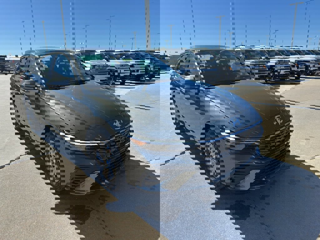 New 2026 Hyundai Elantra SE image 2