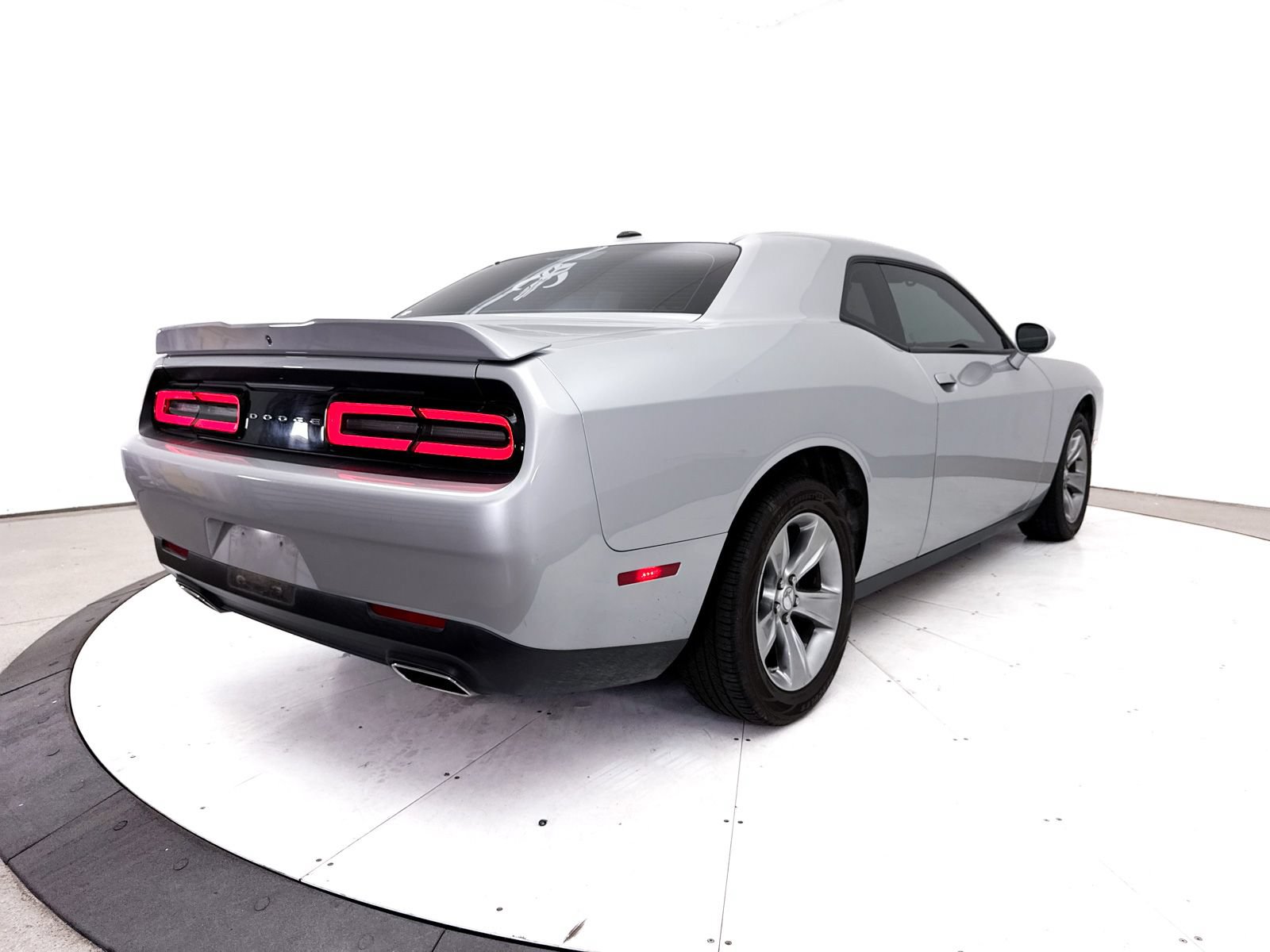 Used 2022 Dodge Challenger SXT RWD image 16