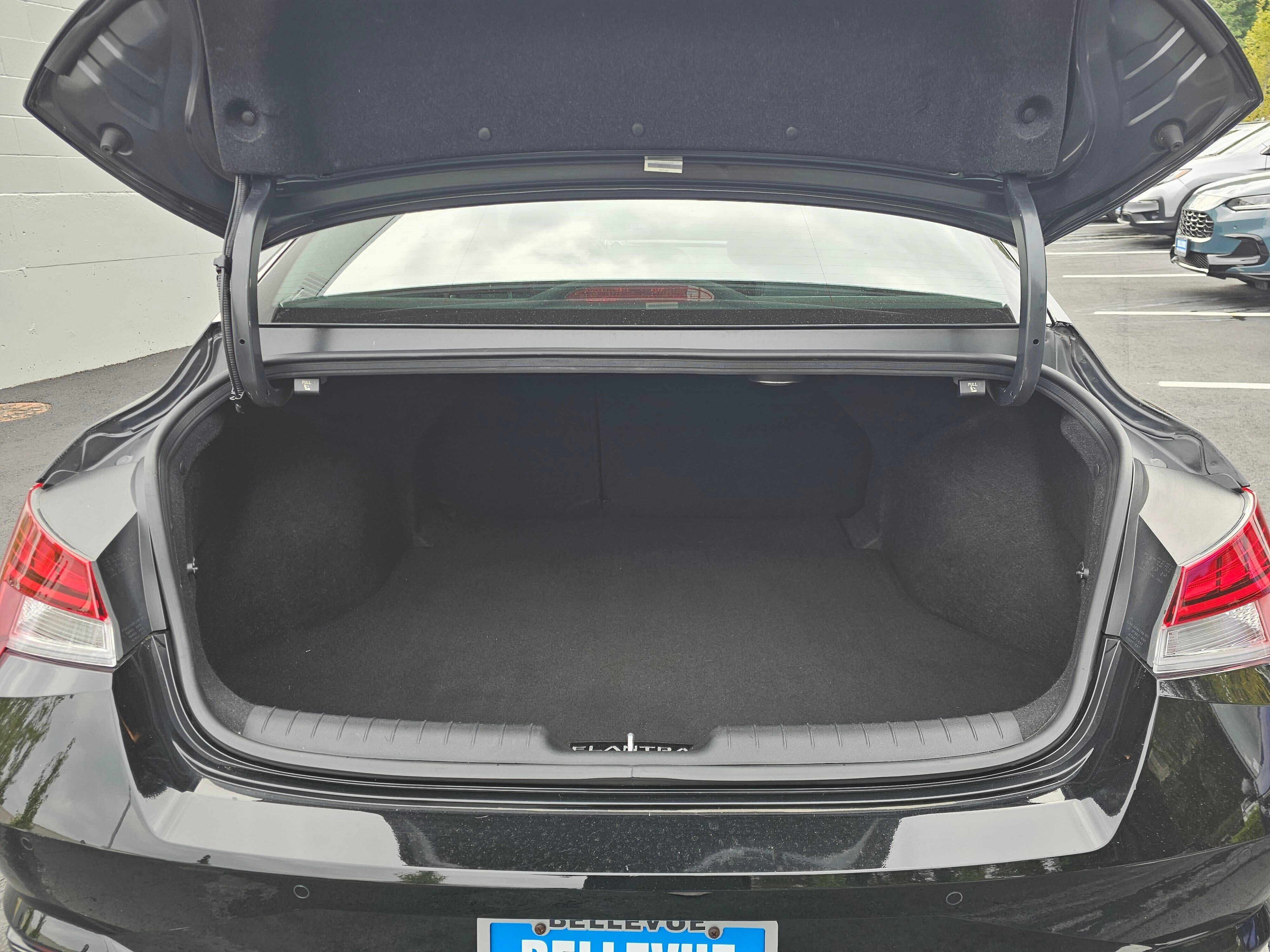 Used 2023 Hyundai Elantra Limited FWD image 16