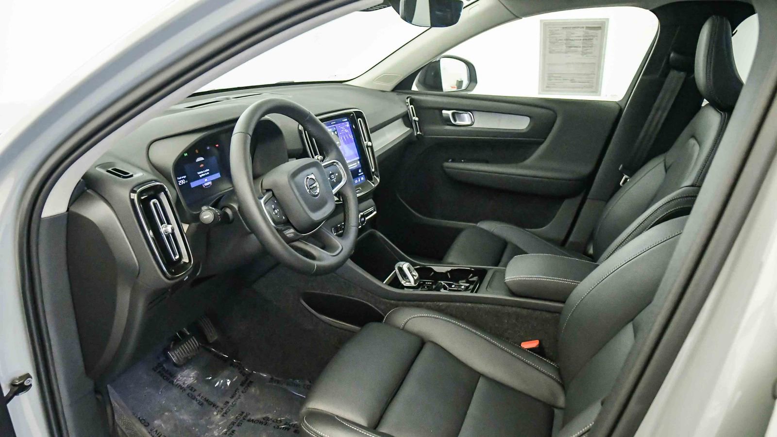 Certified 2025 Volvo XC40 B5 Plus w/ Protection Package Premier image 17