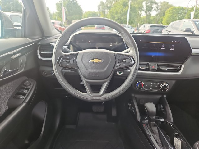 Used 2025 Chevrolet TrailBlazer LS FWD image 14