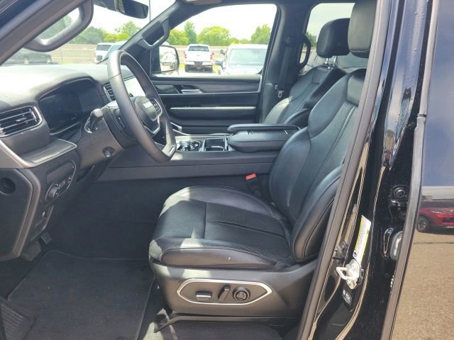 Used 2024 Jeep Wagoneer L Series II w/ Flexible Seating Group AWD/4WD image 17