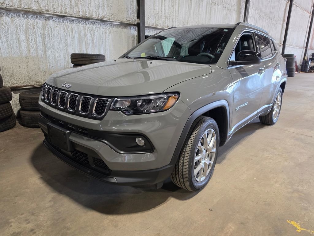 Used 2024 Jeep Compass Latitude AWD/4WD image 1