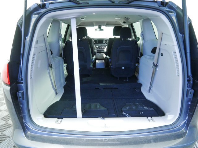 Used 2022 Chrysler Voyager LX FWD image 10