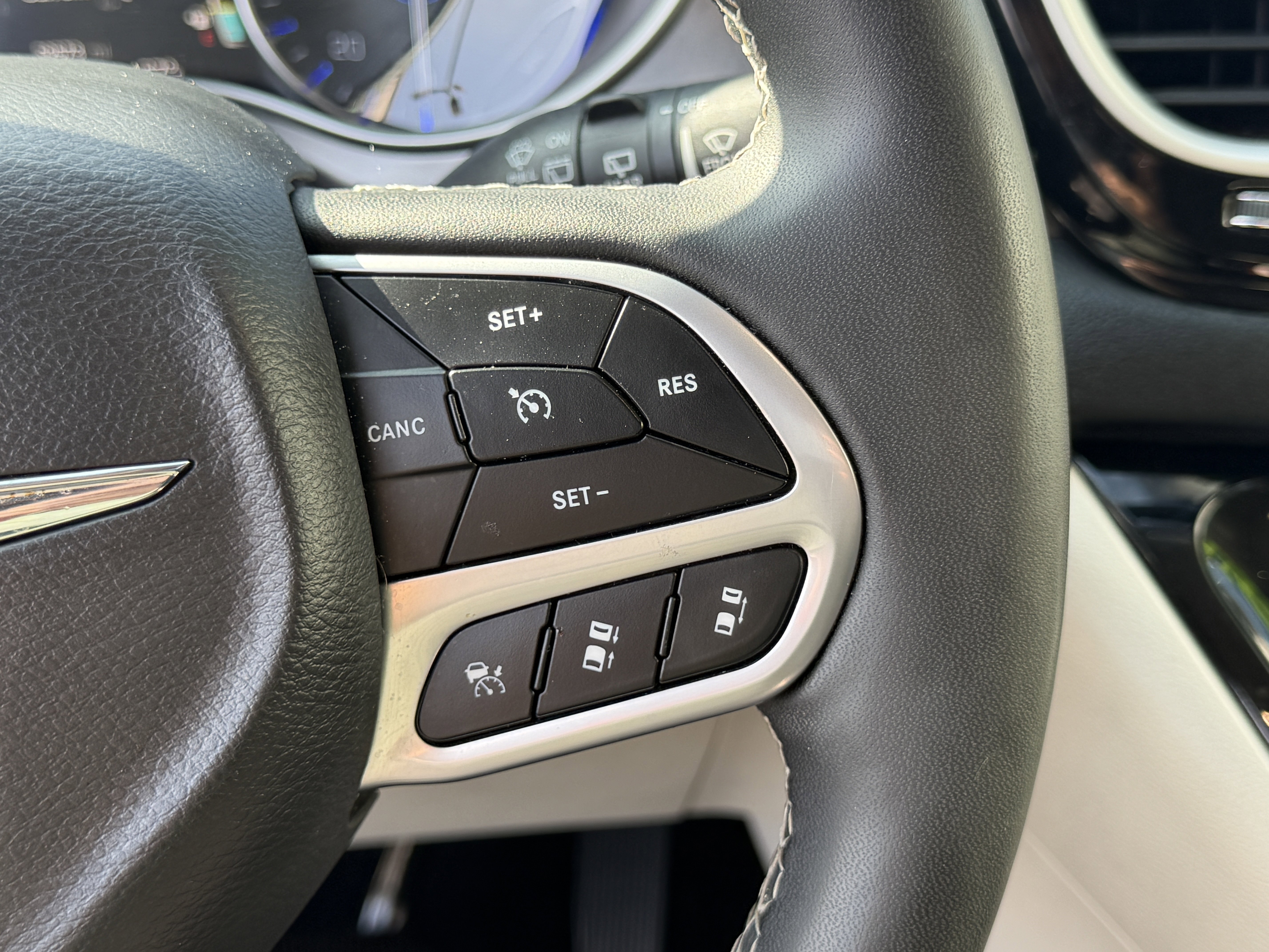 Certified 2023 Chrysler Pacifica Touring-L FWD image 26