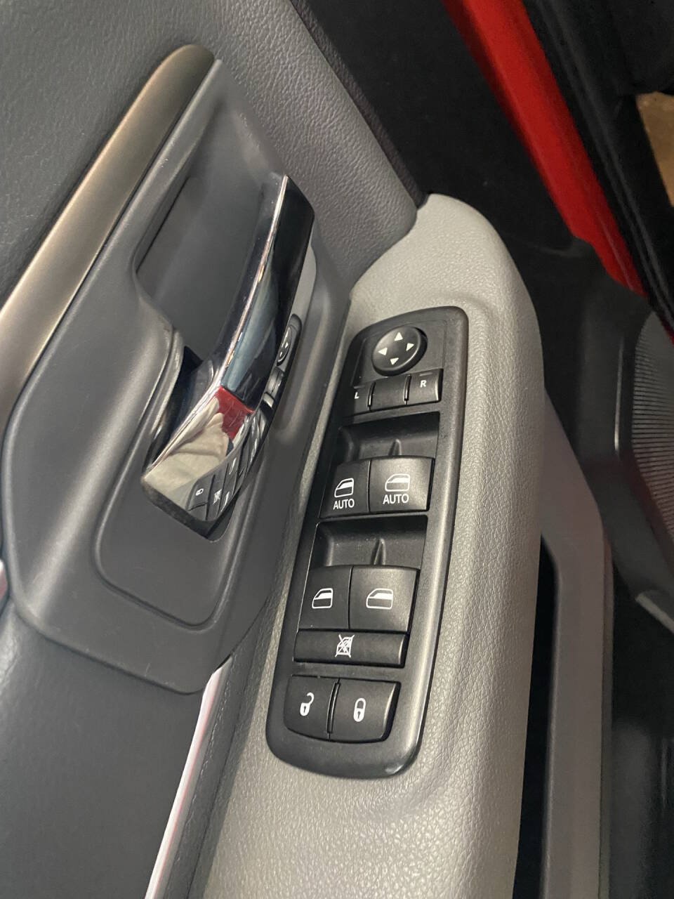 Used 2017 RAM 1500 Classic SLT AWD/4WD image 9