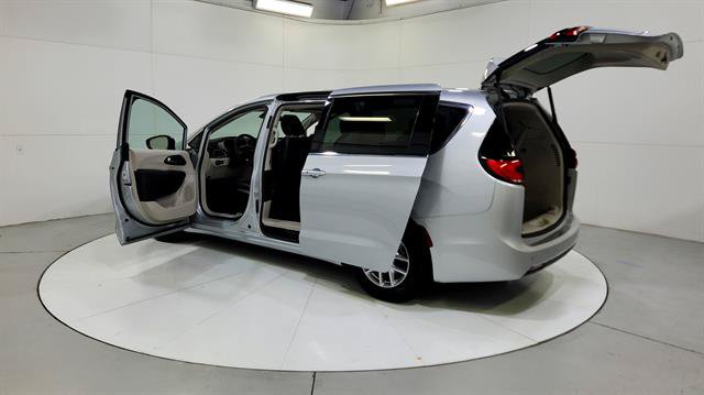Used 2024 Chrysler Pacifica Touring-L FWD image 31