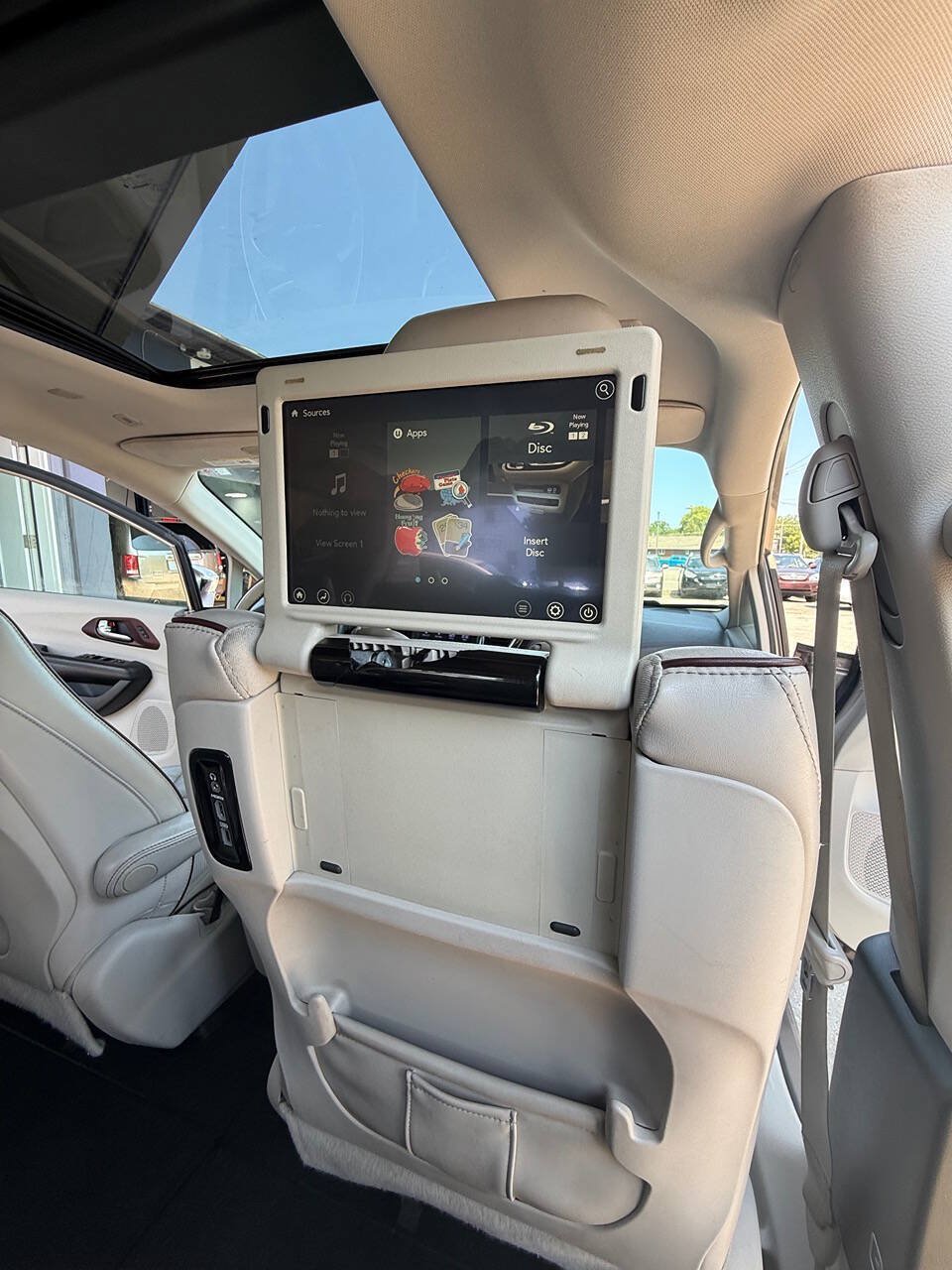 Used 2018 Chrysler Pacifica Limited w/ Tire & Wheel Group FWD image 12