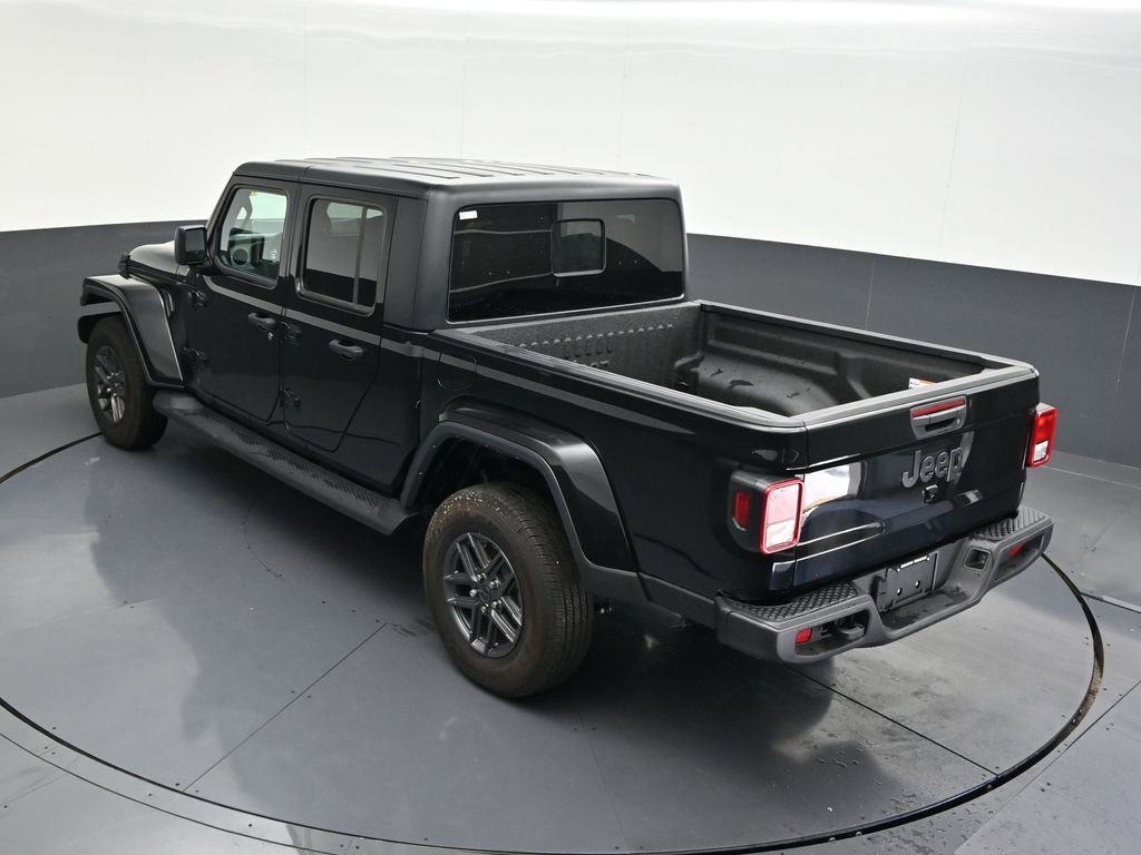 Used 2025 Jeep Gladiator Sport image 16