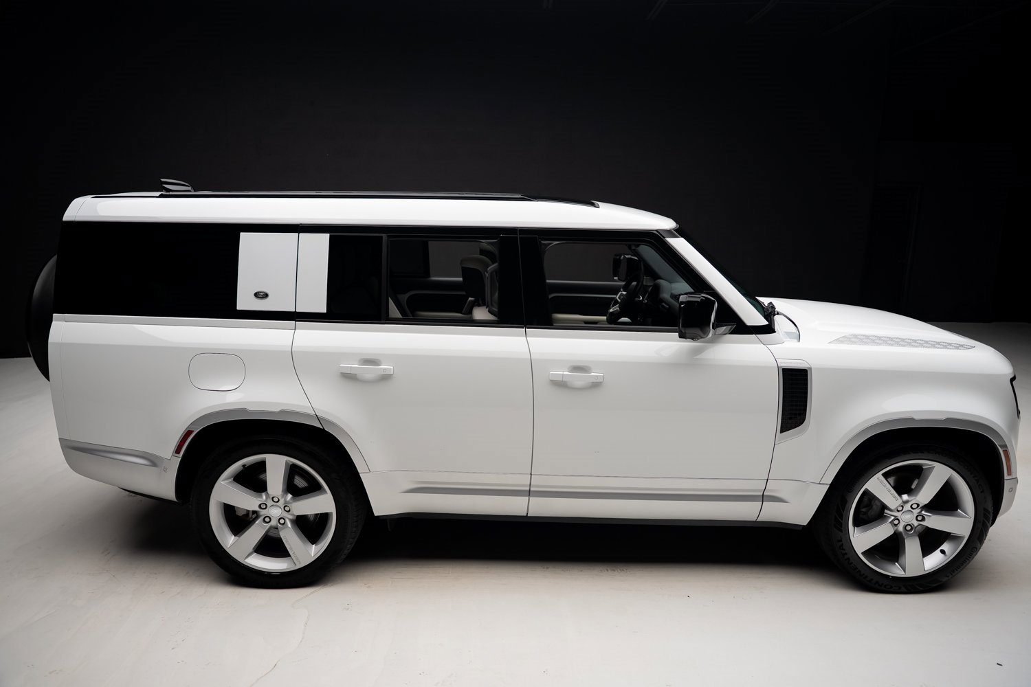 Used 2023 Land Rover Defender 130 First Edition image 35