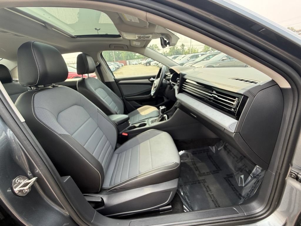 Used 2025 Volkswagen Jetta SE FWD image 26