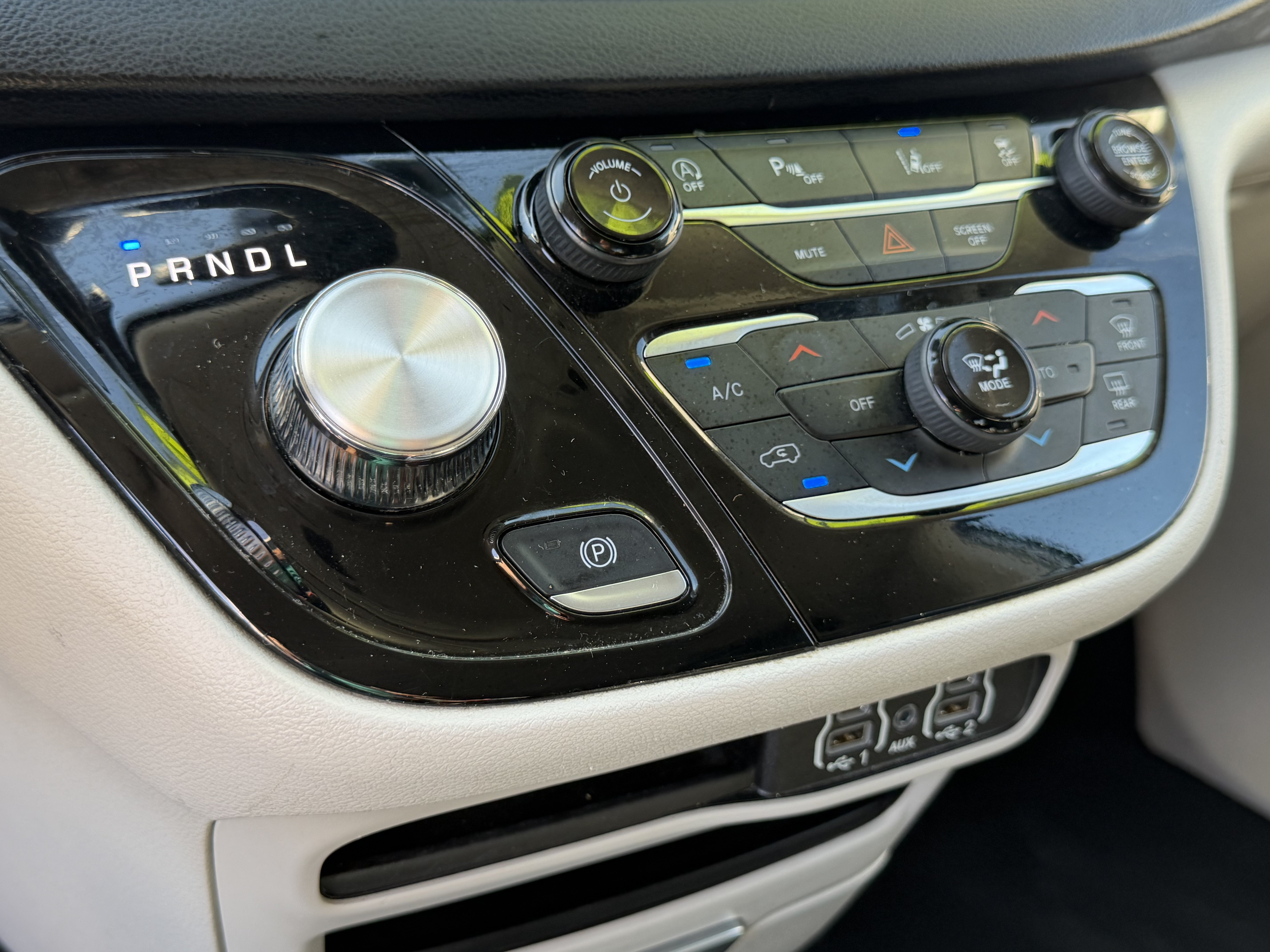 Certified 2024 Chrysler Pacifica Touring-L FWD image 28