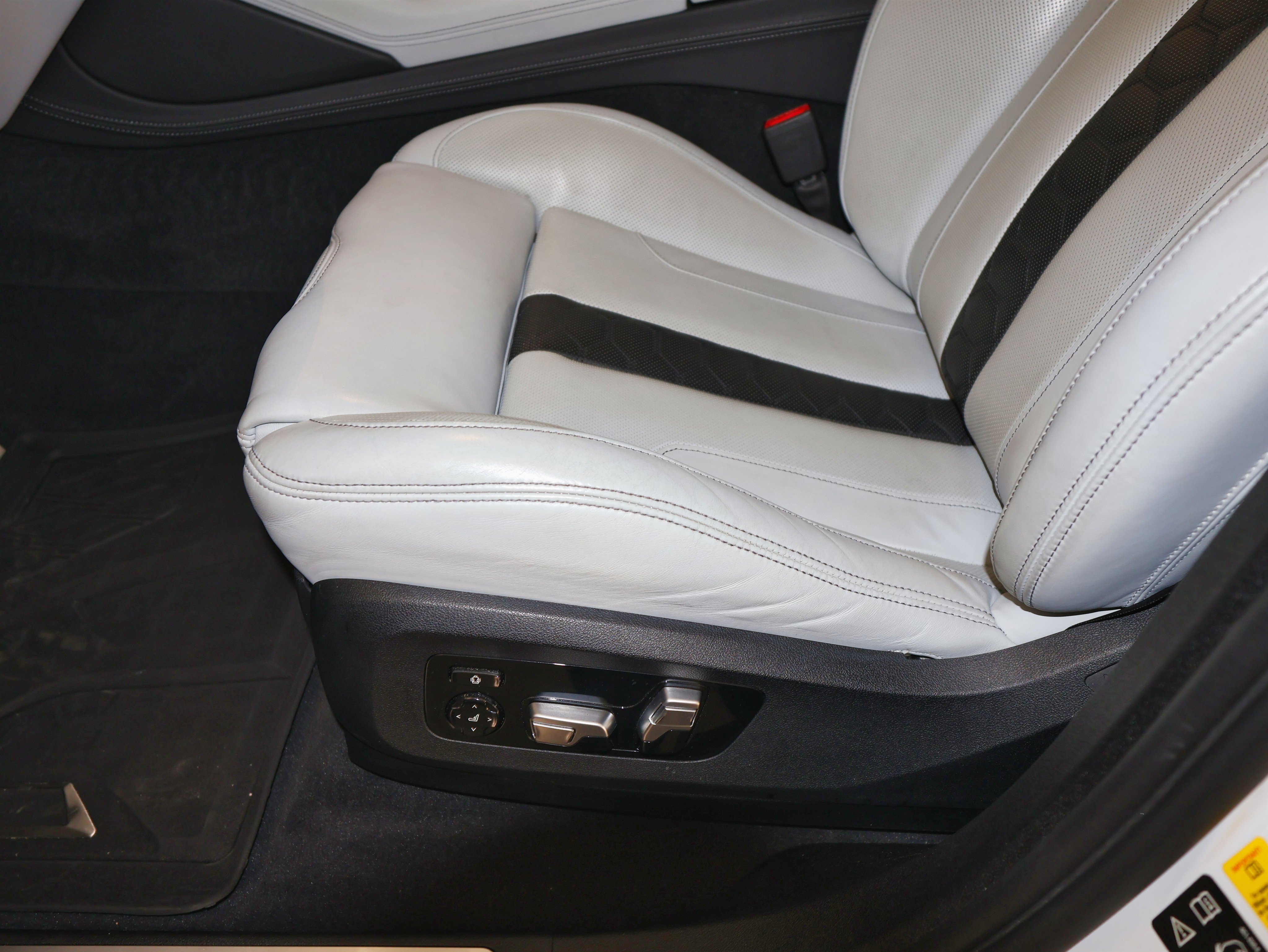 Used 2021 BMW X6 M w/ Executive Package image 21