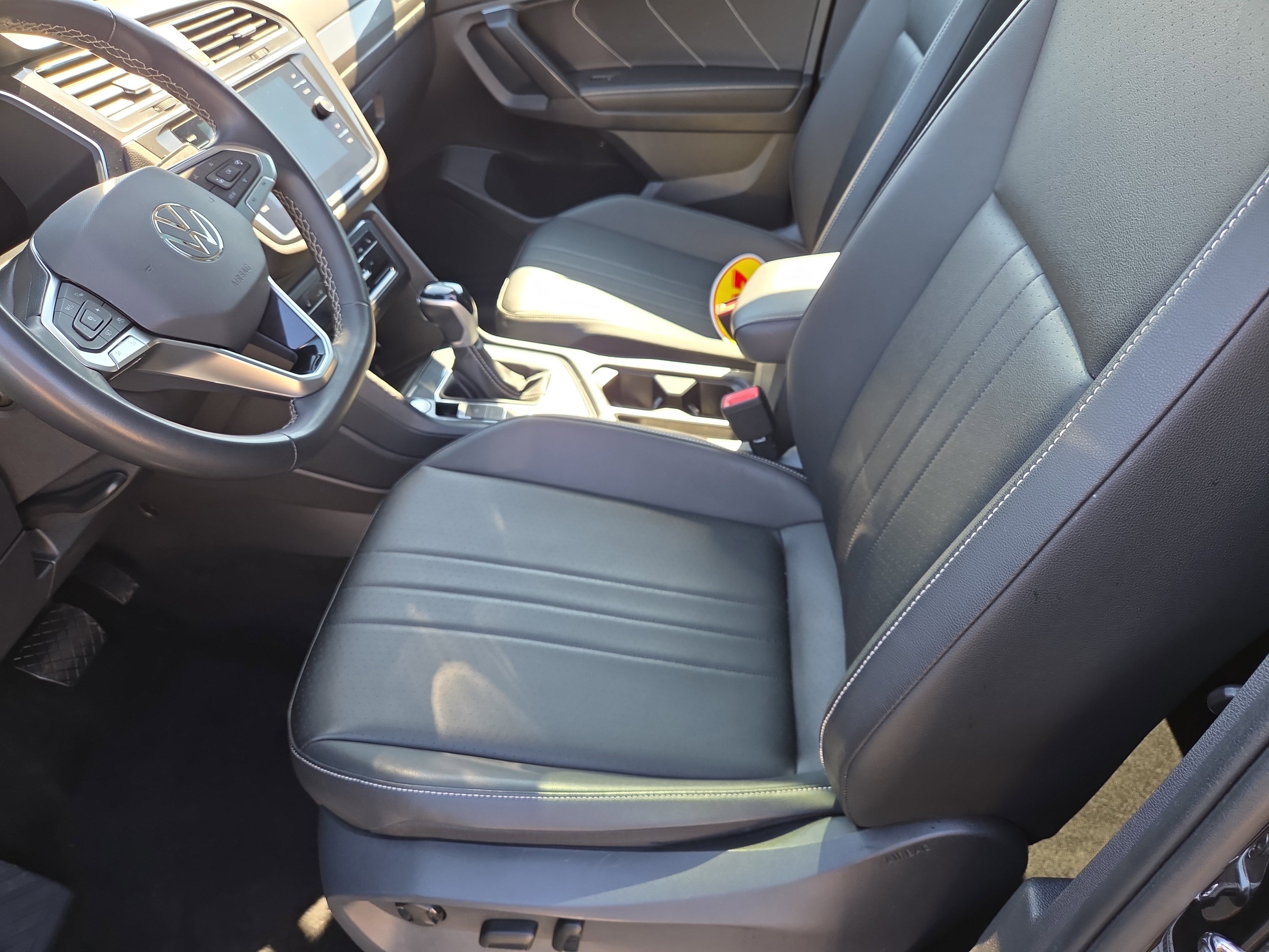 Used 2023 Volkswagen Tiguan SE w/ Panoramic Sunroof Package image 6