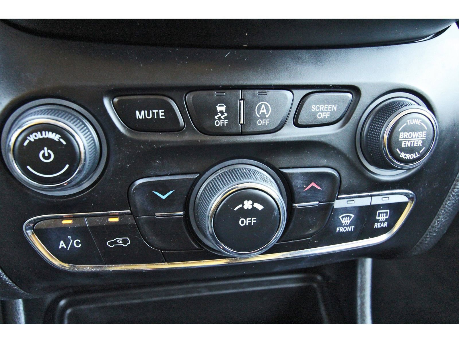 Used 2021 Jeep Cherokee Latitude Plus image 27