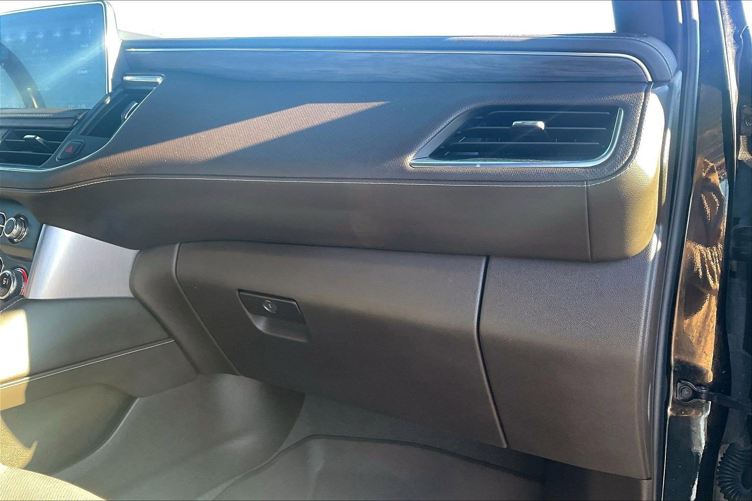 Used 2021 GMC Yukon XL SLT w/ Rear Media and Nav Package image 16