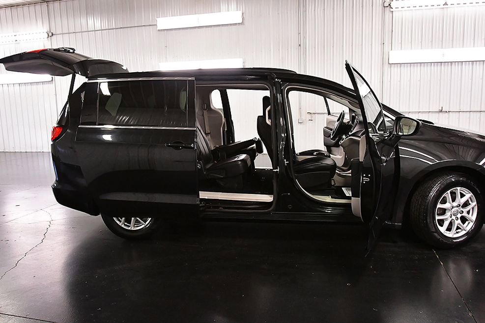 Used 2020 Chrysler Voyager Lxi FWD image 29