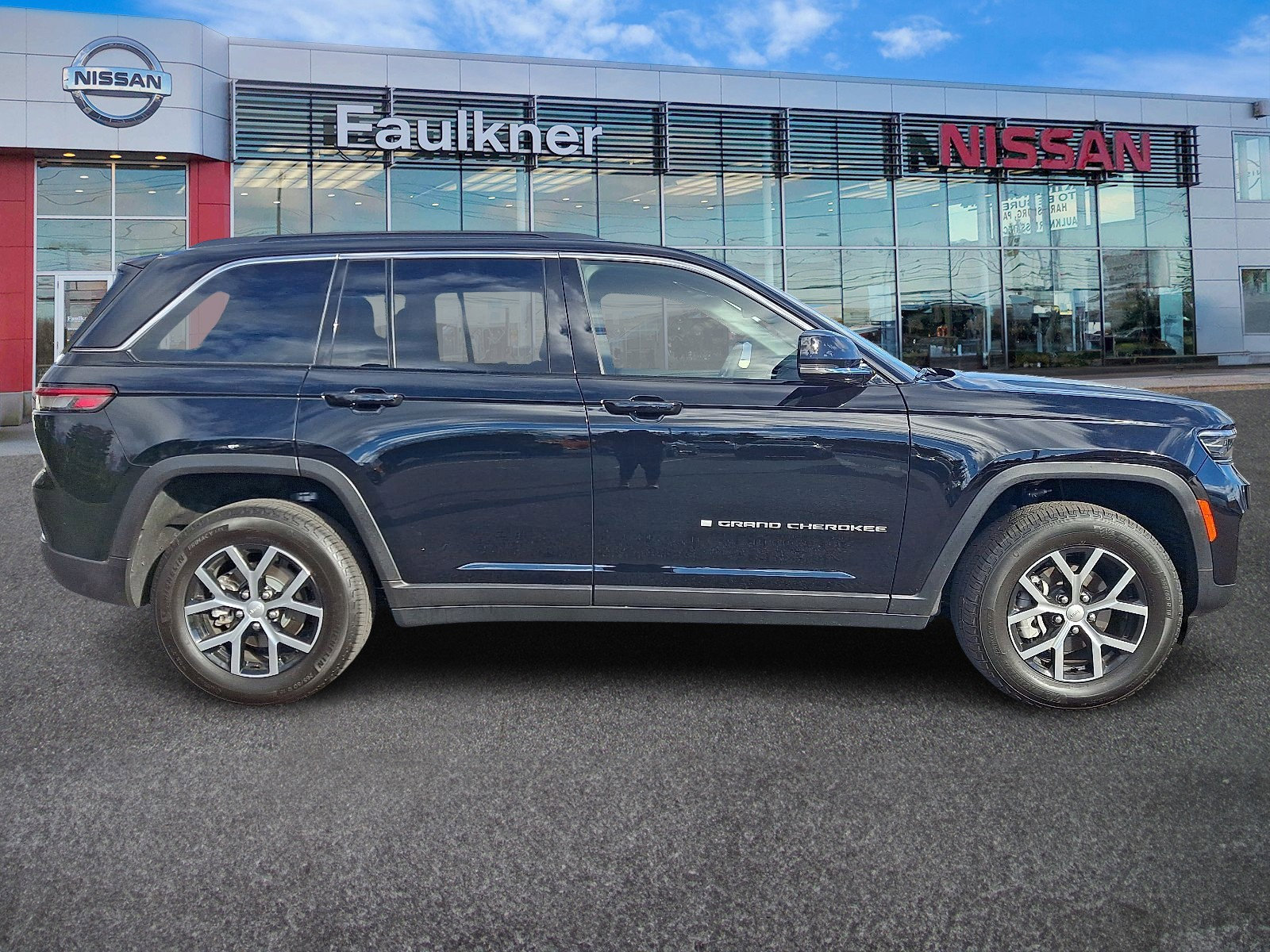 Used 2025 Jeep Grand Cherokee Limited w/ Trailer Tow Package image 7