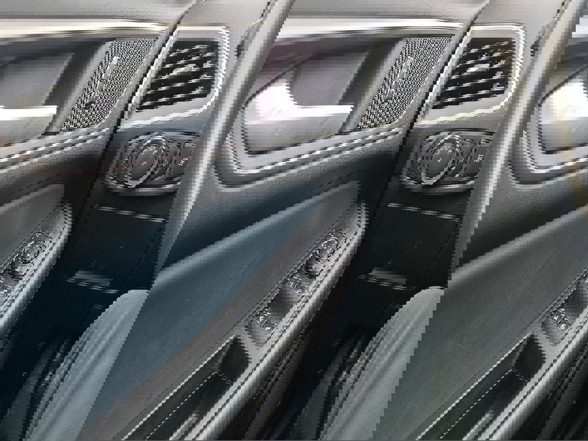 Used 2023 Ford Edge SEL w/ Sport Appearance Package image 18