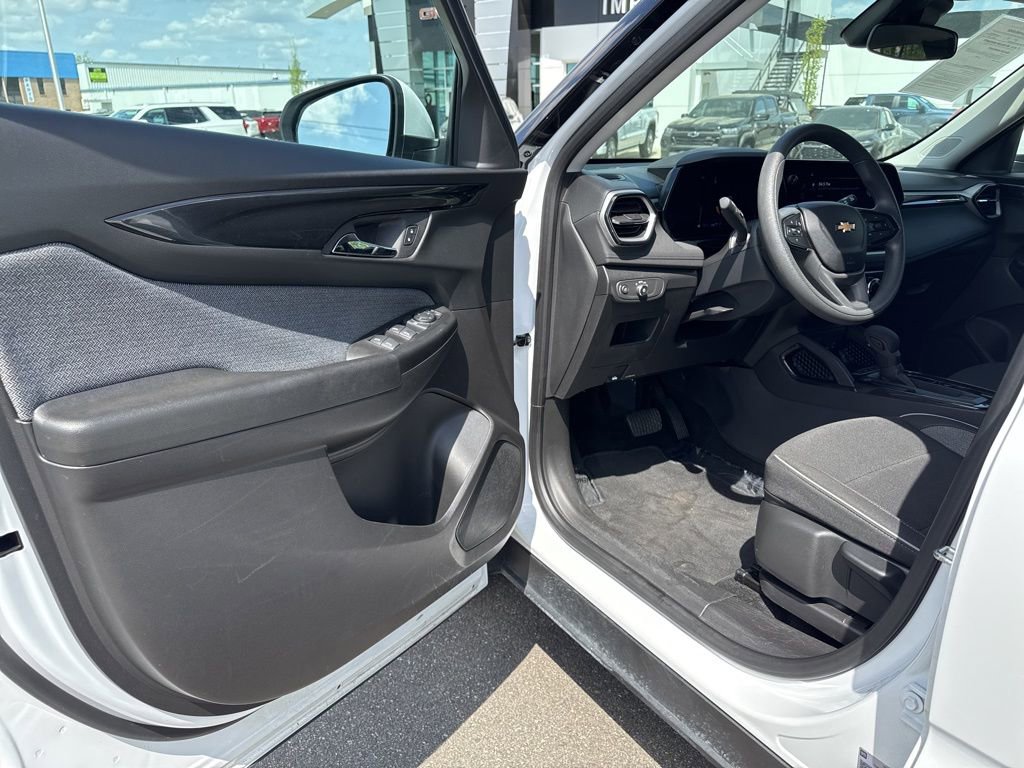Used 2025 Chevrolet TrailBlazer LT AWD/4WD image 24