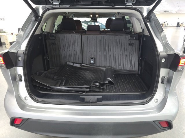 Used 2024 Toyota Highlander LE AWD/4WD image 14